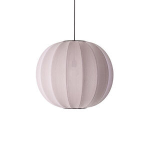 Rund pendelampe i lys pink med strikket struktur, hængende fra loftet med moderne, glat form.